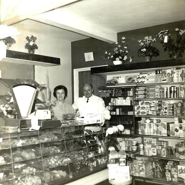 Jan van Engelenhoven met ijscocar, begin jaren 50. Hennie en Cees van Engelenhoven, 1966. Toen vader Jan Willem ziek werd, stonden Cees en Hennie er alleen voor.