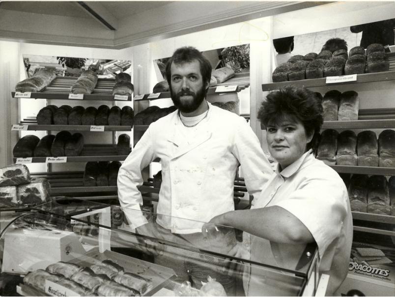 Tot 1965 werd de oven in de bakkerij op hout gestookt, in dat jaar werd overgeschakeld op aardgas. In 1966 werd de winkel grondig verbouwd waarbij het magazijn bij de winkel kwam.