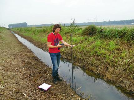 Foto Jens de Louw TECprikstokmeting van het zoutgehalte van het kwelwater onder de slootbodem.