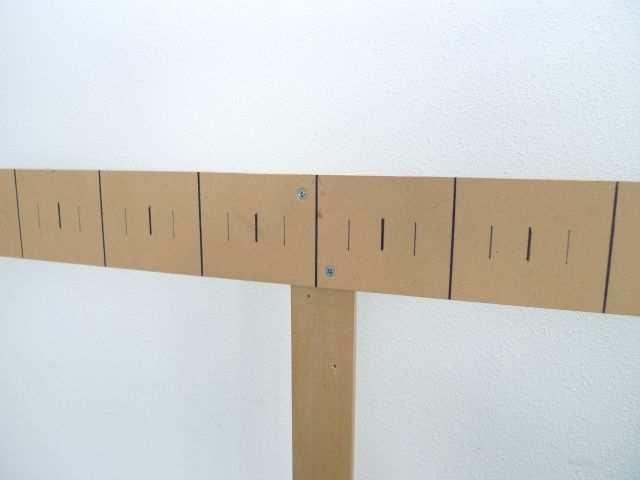 De grote strepen zitten om de 100mm. Meten is weten Meet de lengte van de muur in een rechthoekige kamer op. Deel dit getal door twee en er is instant een middelpunt.