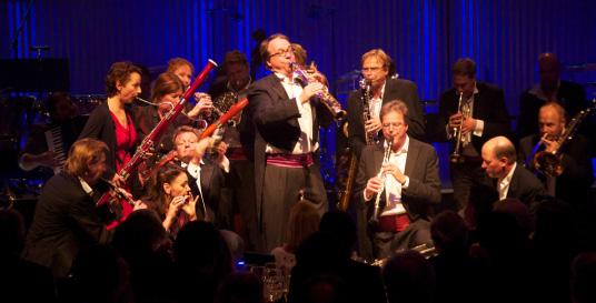STEUN HET NBE Al meer dan 50 jaar vaart het Nederlands Blazers Ensemble haar eigen herkenbare maar verrassende en onvoorspelbare koers.