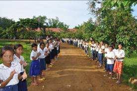 In Cambodja is het basisonderwijs gratis, maar worden de kinderen verplicht een schooluniform te dragen.