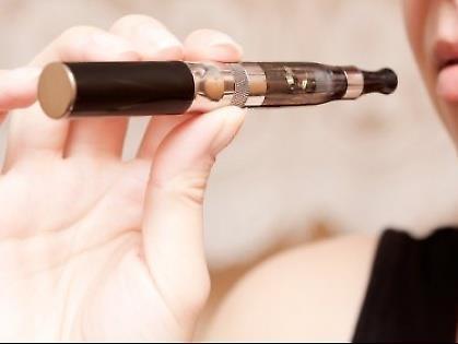 Stoppen met een elektronische Sigaret Extra info: De E-sig verdampt een vloeistof waar nicotine kan inzitten.
