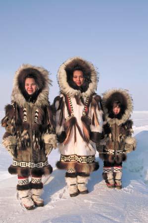 De Inuit op Groenland Koude klimaten In tegenstelling tot de hele warme of juist hele natte klimaten zijn er ook zeer koude klimaten. Deze klimaten vinden we op hoge breedte.