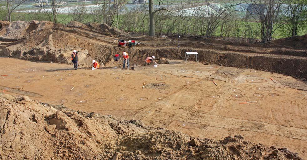 Archeologisch Onderzoek Leiden 4 Aan de oostkant (terrein Chemelot) werden maar liefst vijf bandkeramische huizen teruggevonden en ten westen van de A2 zelfs zeven huizen! In de uitbreiding: huizen!