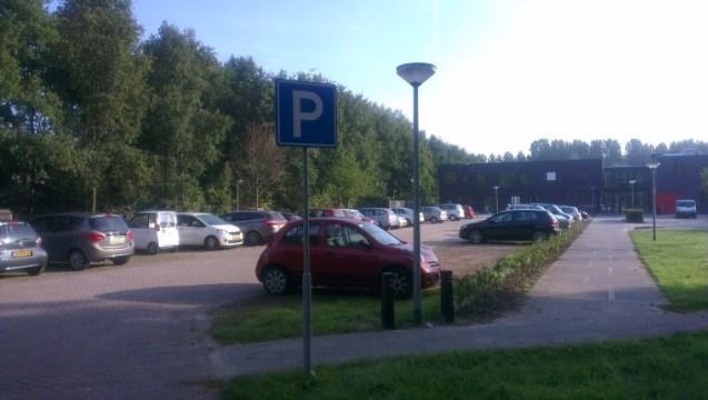 Dit parkeerterrein is, verdeeld in een deel voor ouders en een deel voor personeel.