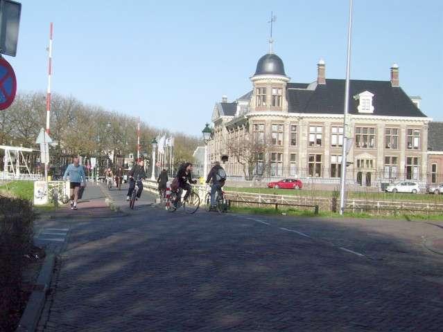 En een smalle doorsteek Twee fietsers in dezelfde richting (ouder met kind) kunnen niet samen