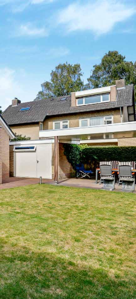 EEN ZEER LUE VILLA! Prachtige villa nabij het centrum van Heeze gelegen met carport en garage, badkamer en slaapkamer op de begane grond en inhoud van ruim 770 m³ (excl. garage).