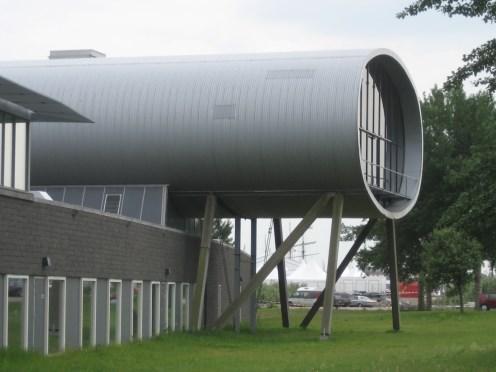 Een trappenhuis, kantoor, kantine met uitzicht kan hiervoor worden gebruikt.