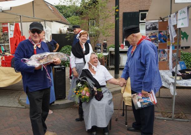 Op de wat prikkelende vraag of de verkoop een beetje wilde vlotten, was de wedervraag wat denkt u? We hebben er verder het zwijgen maar toe gedaan en heb hem sterkte gewenst.