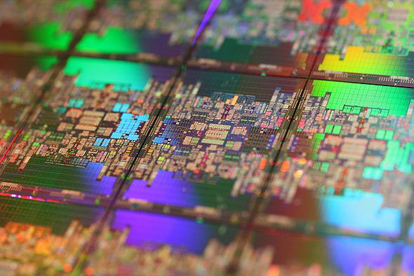 Pagina 7 Processors overzicht Processors zijn in de afgelopen tientallen jaren duizenden malen sneller geworden, door meer en snellere transistors op een chip te proppen.