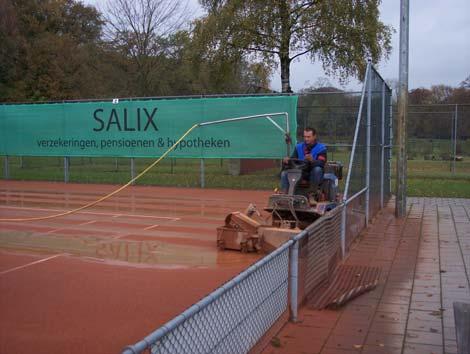 Testen We hebben de banen 10 x achter elkaar gesproeid en stelden vast dat er op baan 1 geen plassen bleven staan. Op baan 2 bleef er op 2 plekken wel water staan.