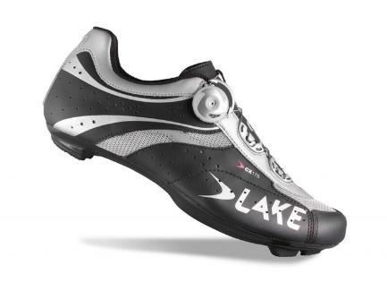 Lake CX 175 De Lake CX175 raceschoen is ontworpen voor optimale krachtoverbrenging gecombineerd met comfort. Hierdoor is de CX175 een zeer degelijke schoen geworden.