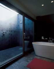 De verrassende buitendouche waar je vanuit de badkamer via een schuifraam zo instapt- is ontworpen om volop van waterpret in openlucht te genieten.