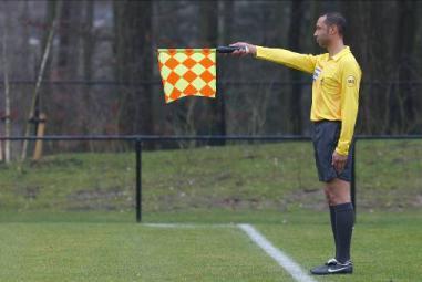 17. HOEKSCHOP bal over de doellijn nabij de assistent-scheidsrechter: vlag onmiddellijk naar de kwartcirkel wijzen, zodat de scheidsrechter ook aan lichaamstaal/positie kan zien dat er een hoekschop