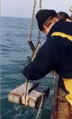 De staalnamen van zeewater worden verricht met behulp van "Niskin"-flessen (foto rechts).