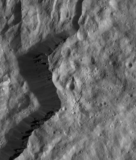 Linksboven: zo kan het inwendige van Ceres zijn opgebouwd, op basis van o.a. data over het zwaartekrachtsveld die Dawn heeft opgeleverd. Linksonder: een groepje heldere gebieden in Occator.