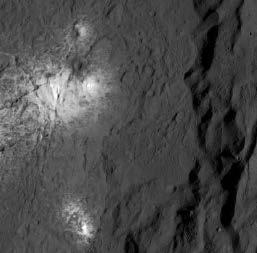 Midden, onder: vlak terrein rond de krater Ikapati, die aan de andere kant van Ceres ligt, ongeveer op dezelfde hoogte.