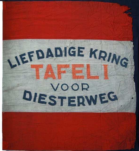 Nr. 185 Liefdadige Kring Tafel I, Diesterweg s Hulpkas Antwerpen Fysieke details Linnen Bedrukt Rood/wit/blauw, geen franjes Formaat 290 x 260 cm Beschadigd, gaten in de stof, afgescheurd