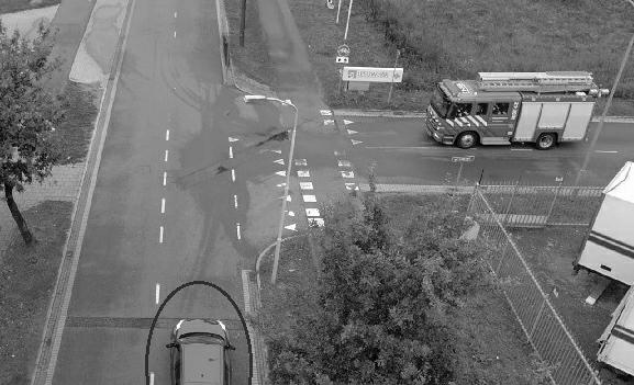 Afbeelding 1 - Brandweervoertuig met zwaailicht en sirene nadert van rechts 6. U rijdt op een voorrangsweg. Van rechts nadert een brandweerauto met zwaailicht en sirene.