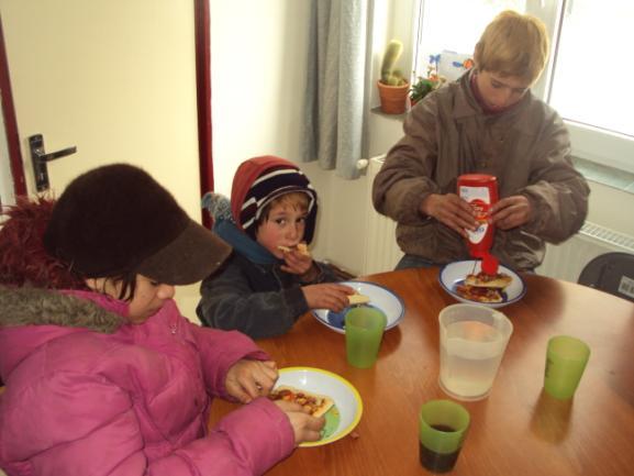 We hopen dat er met ingang van het nieuwe schooljaar nog meer kinderen naar school kunnen gaan.