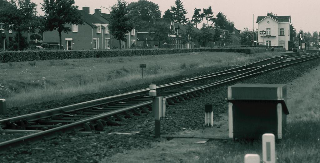 spoor richting de Nederlands-Duitse grens. Er dienen twee nieuwe verbindingsbogen te worden aangelegd (ten noordwesten van Roermond en ten zuiden van Venlo).
