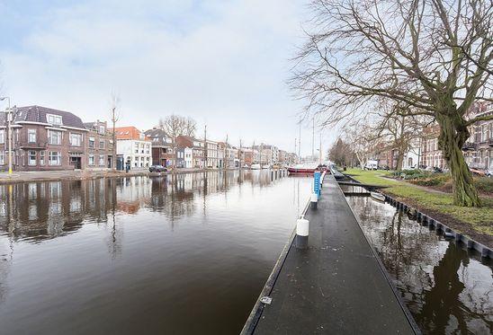 Spreekt dit u aan? Kom deze knusse woning dan zelf bekijken en ervaren! Deze bijzondere woning is gelegen op een toplocatie! De woning staat aan de rand van het Goudse centrum.