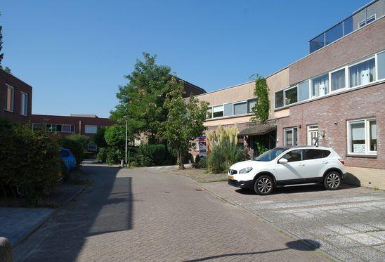 Verrassend ruim 5-kamer appartement op de begane grond Verrassend ruim 5-kamer appartement op de begane grond met een fraai aangelegde achtertuin waar u volop kunt genieten van het buitenleven.