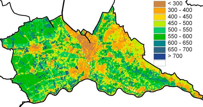 Figuur 25 Actuele verdamping (mm) in het jaar 2003 (links) en de toename van de verdamping (mm) als gevolg van de vervanging van de PAWN