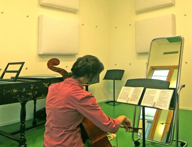 Figuur 2: Een leslokaal in het Conservatorium van Amsterdam. De witte kussens tegen de wand zijn speciale akoestische absorbers.