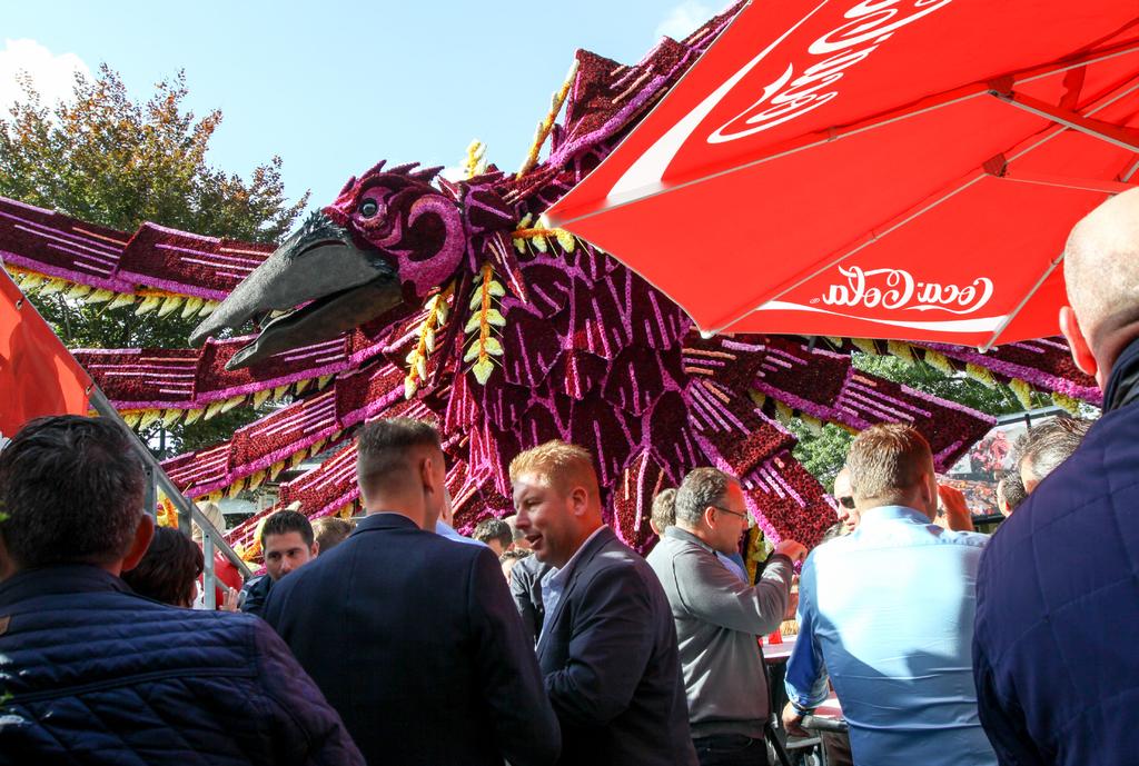 ZONNEPLEIN Onder het genot van een hapje en een drankje kunnen u en uw gasten op corsozondag genieten op het Zonneplein van het corso.