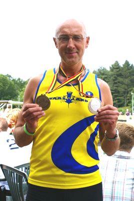 Hier een overzicht van de podiumplaatsen : GOUD : M40 : Eddy Van Puyvelde - 5000m - 16.29.42 min. M45 : Peter De Bock - 800m - 2.06.79 min.