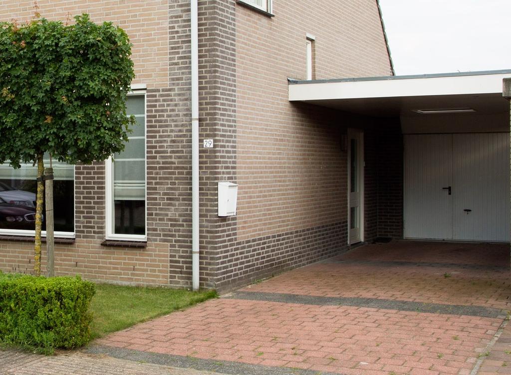 Algemeen: Volledige geïsoleerd; Aan de achterzijde uitgebouwd waardoor een royale woonkeuken is ontstaan; 5 slaapkamers; Parkeergelegenheid voor 2 auto s op de eigen oprit met carport en voldoende