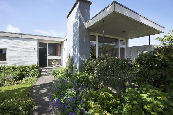 Aan de rand van Margraten, op de hoek Eijkerweg/Julianalaan, ligt deze verrassend ruime vrijstaande bungalow met 4 slaapkamers, groot souterrain met inpandige garage en fraai aangelegde tuin, met