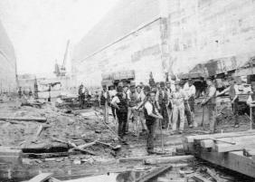 Ierse grondwerkers werden ca. 1890 ingezet om in Manchester een kanaal voor zeeschepen te graven. Ze verdienden weinig en werden gehuisvest in primitieve hutten.