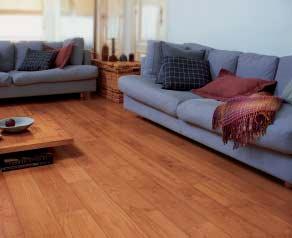 1. De koperkleurige tint van het kastanjehouten decor geeft deze laminaatvloer het aspect van een authentieke, rustieke plankenvloer en staat in fel contrast met het sober en modern meubilair van de