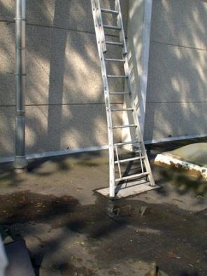 Zorg dat de overstapplaats opgeruimd is Gevaar dat de ladder wegzakt