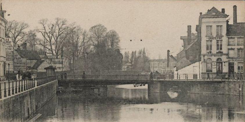 het verlengde van de Steendam, met rechts het cafe