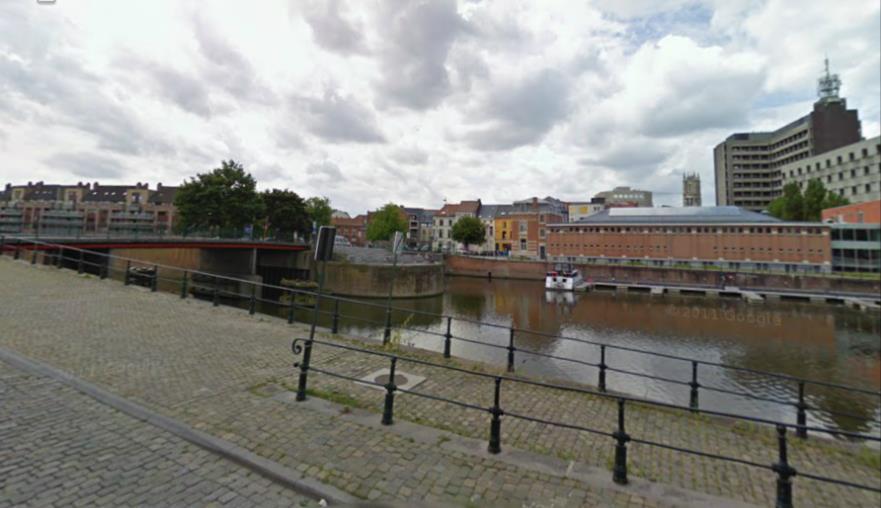 Er lagen 2 bruggen na elkaar. Deze was net zoals heden de bijzonderste brug. Reden op de andere was het plaatselijk verkeer wegens ondiep water De Van Eyck en de Slachthuisbrug.