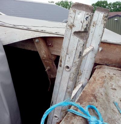 De bodem van de silo is aflopend naar een afvoerput in het midden van silo waaruit via een afvoerbuis de mest kan worden weggepompt.