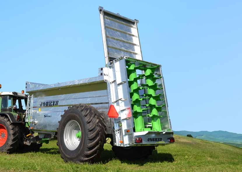 Een compacte wagen met verlaagde smalle bak voor kwaliteit bij het strooien De nieuwe JOSKIN Siroko stalmeststrooier met verlaagde bak is in meerdere