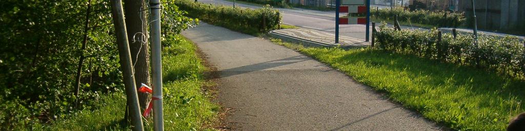 Categorie 3 steekt hier over en op het fietspad aan de overkant van de weg