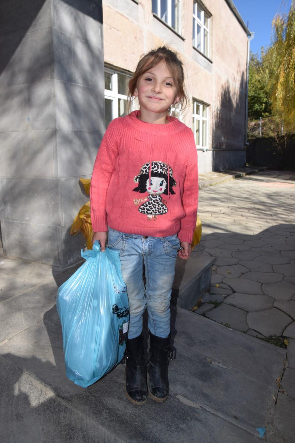 In Moldavië gingen vrijwilligers naar 37 dorpen om daar in totaal 505 kinderen blij te maken met hun nieuwe spullen.