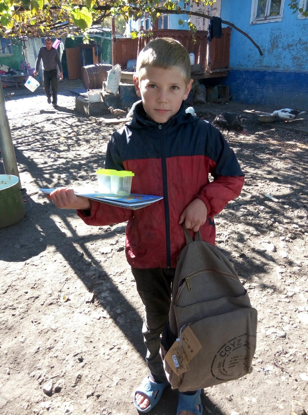 Hun ouders hebben geen werk en ze wonen helemaal aan de rand van het dorp. De kinderen gaan naar school in een naburig dorp.