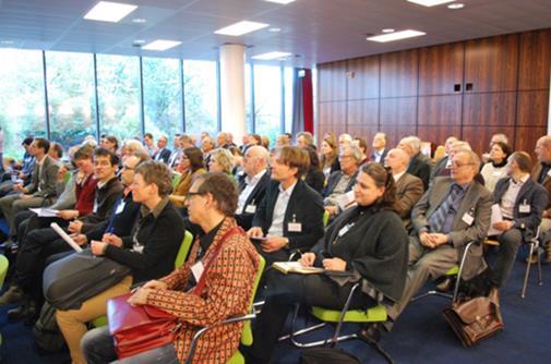 21 Figuur 2-4: Links: Werkconferentie Ëuropese Rivieren Omarmd?, georganiseerd voor dit project (30 januari 2014, Royal HaskoningDHV te Nijmegen).