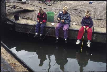 7 JEUGD (tot 14 jaar) Veel hengelsportverenigingen hebben speciaal voor de jeugd een jeugdvergunning waarmee gevist mag worden met één hengel en aan gewezen aassoorten.