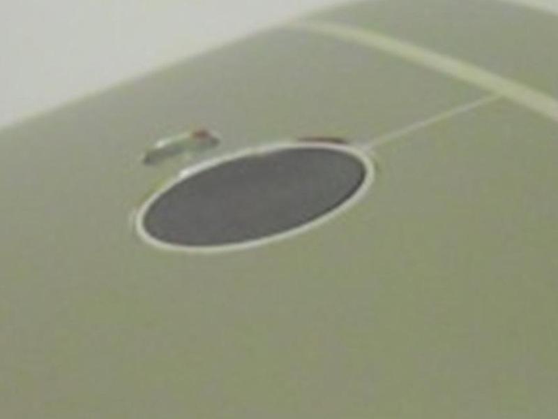 Stap 5 Beste optie: HTC One Lens Assembly Na afpellen van de lens van het samenstel enkele zachte lijm achterblijft op de lens Met de