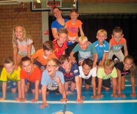 We spelen indoor op een groene mat, met daarop in het midden een blok waarrond gebowld moet worden. De bedoeling is om zo dicht mogelijk bij het kleine balletje (de put) te belanden.