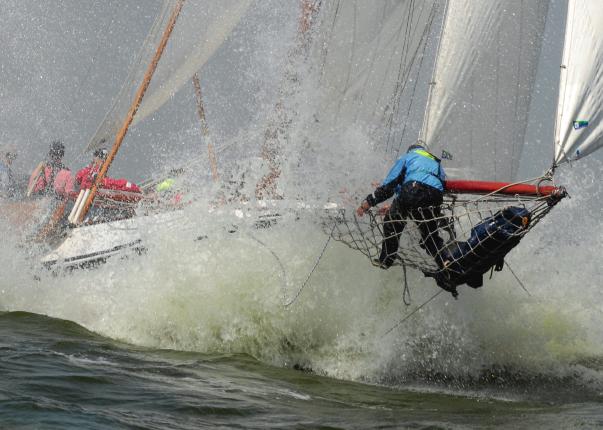 8 8 Op volle kracht vooruit Na het optuigen van het schip kon er in 2010 daadwerkelijk worden gevaren. En in het ruime sop gebeurt veel moois!