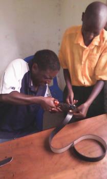 Leerbewerking: Inmiddels zijn de stansmachine en de schuurmachine aangeschaft en dit werkt prima zodat de schoenen